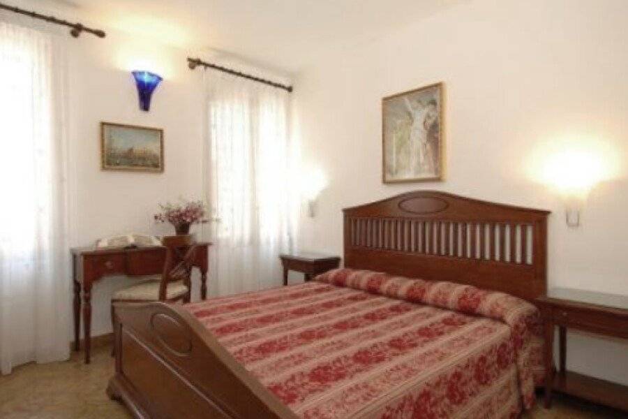 Ca&#039; Dei Leoni hotel bedroom