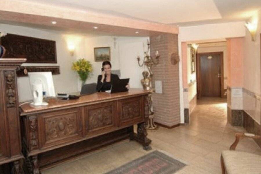 Ca&#039; Dei Leoni front desk, lobby