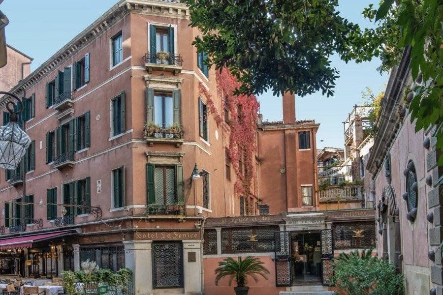 Hotel La Fenice et Des Artistes facade