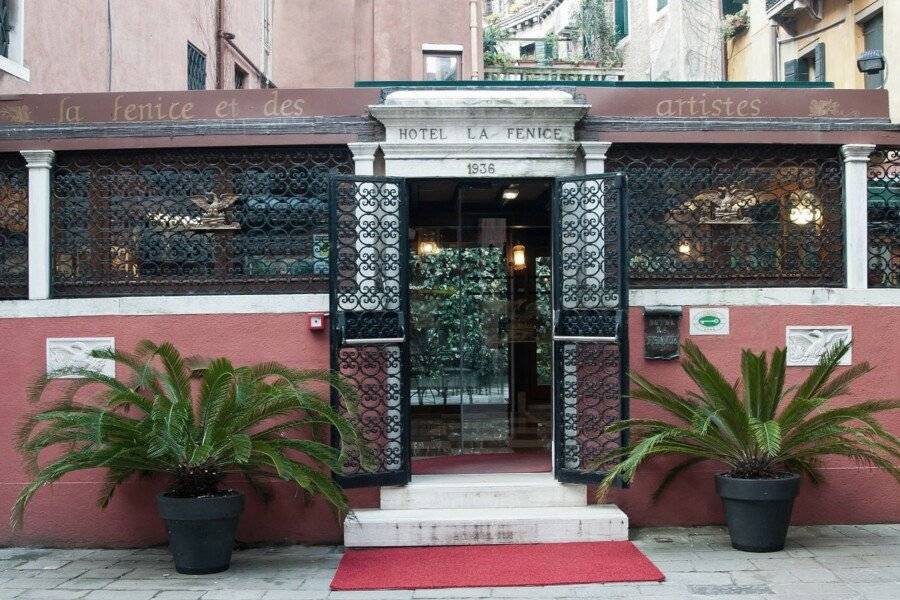 Hotel La Fenice et Des Artistes facade