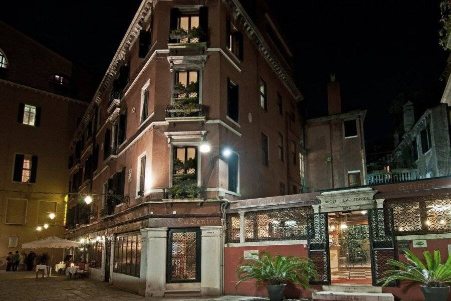 Hotel La Fenice et Des Artistes facade