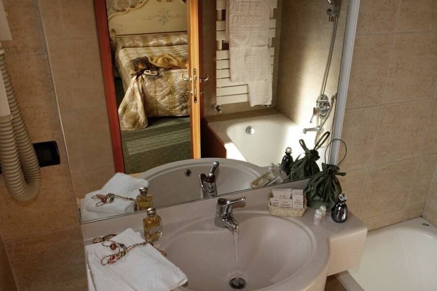 Hotel Gorizia a La Valigia bathtub