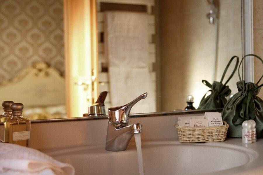 Hotel Gorizia a La Valigia bathtub,hotel bedroom