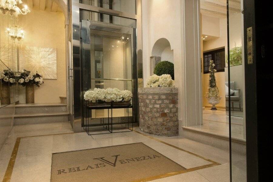 Relais Venezia lobby, facade