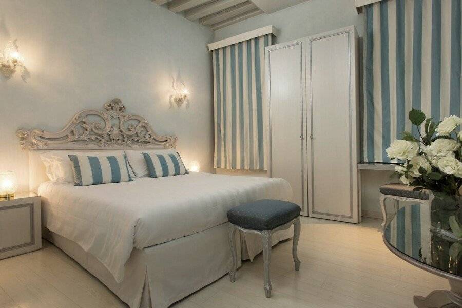 Relais Venezia hotel bedroom