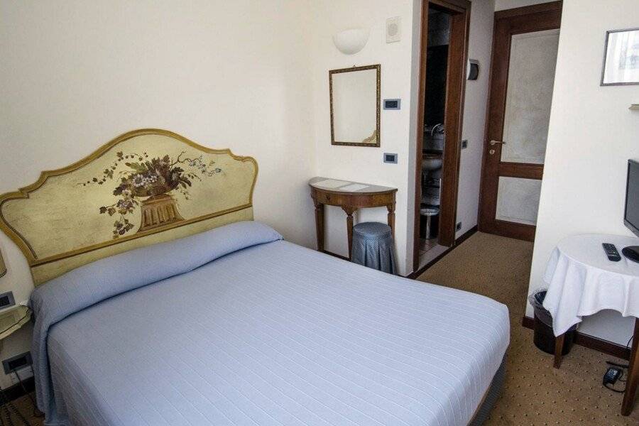 Ai Due Fanali hotel bedroom