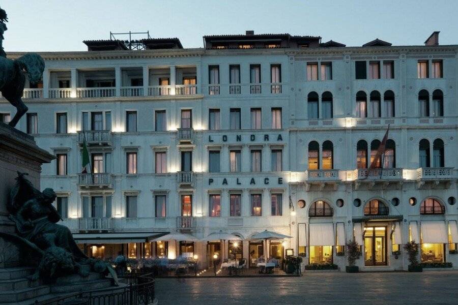 Londra Palace Venezia facade