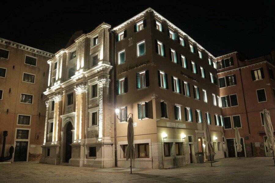 Hotel Bucintoro facade