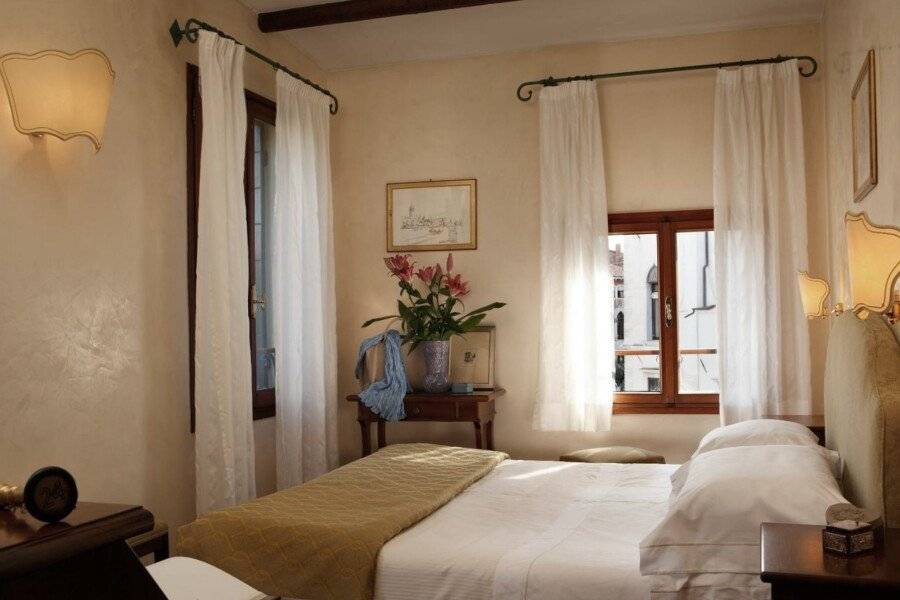 Pensione Accademia - Villa Maravege hotel bedroom