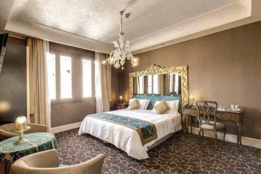 Pesaro Palace hotel bedroom