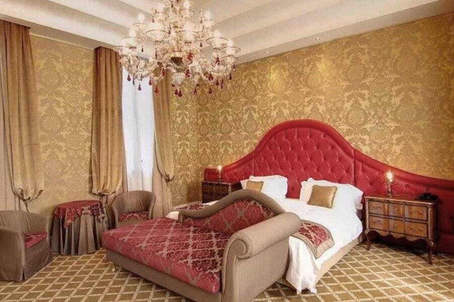 Pesaro Palace hotel bedroom