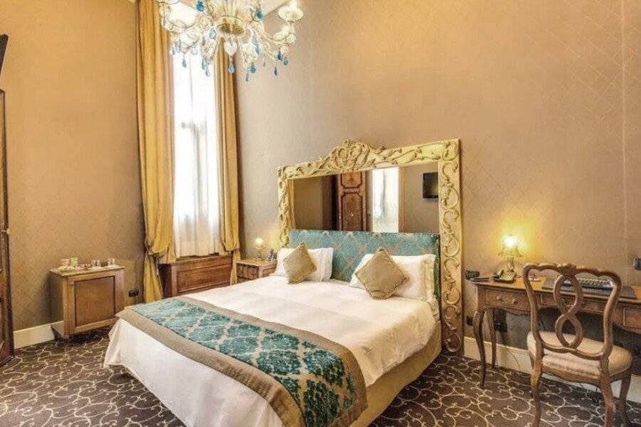 Pesaro Palace hotel bedroom