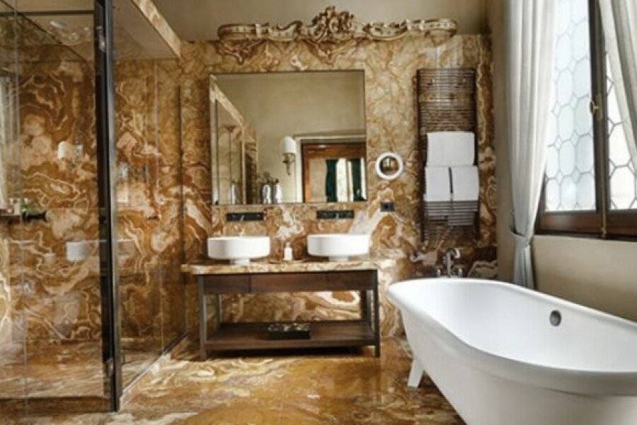 Palazzo Venart Luxury Hotel bathtub