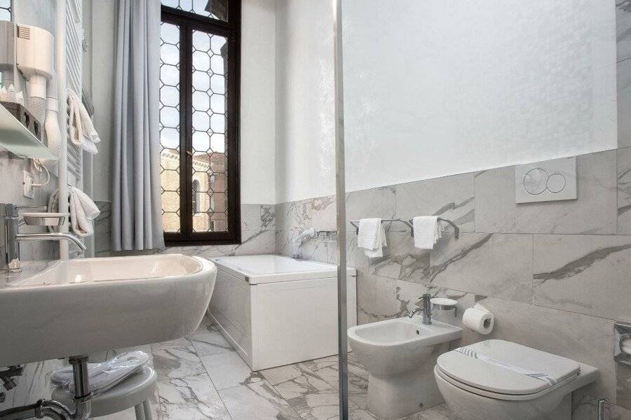 Hotel Ca' Nobile Corner bathtub