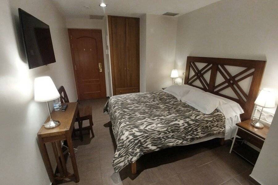 La Ciudadela hotel bedroom