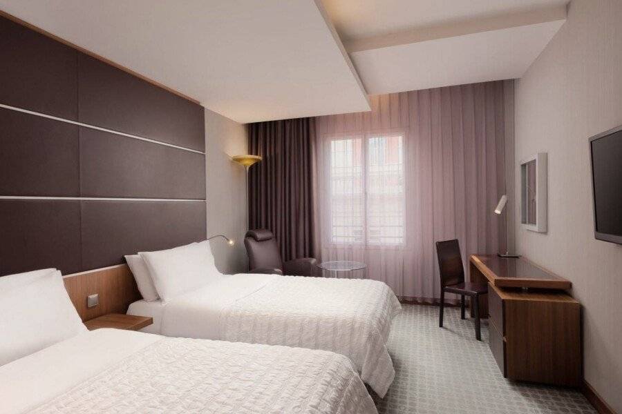 Le Meridien Barcelona hotel bedroom