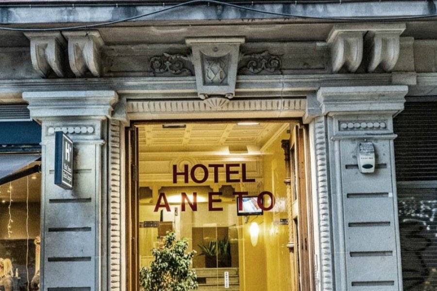 Hotel Aneto facade