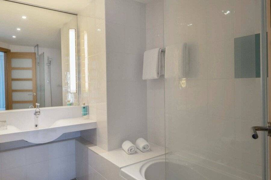 Novotel City bathtub