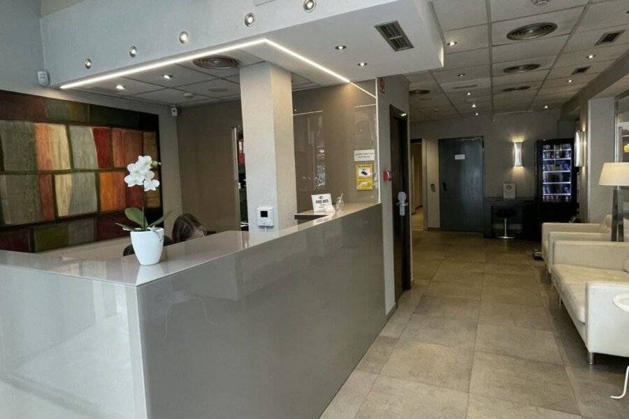 SM Hotel Sant Antoni lobby, front desk