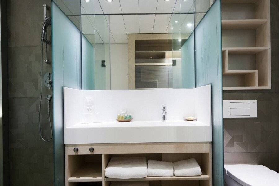 Ako Suites Hotel bathtub