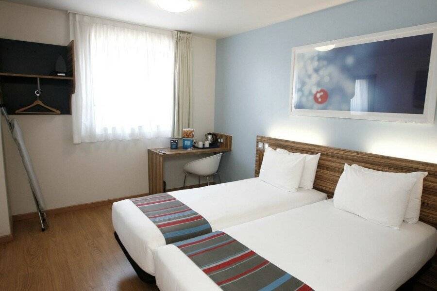 Travelodge Poblenou hotel bedroom