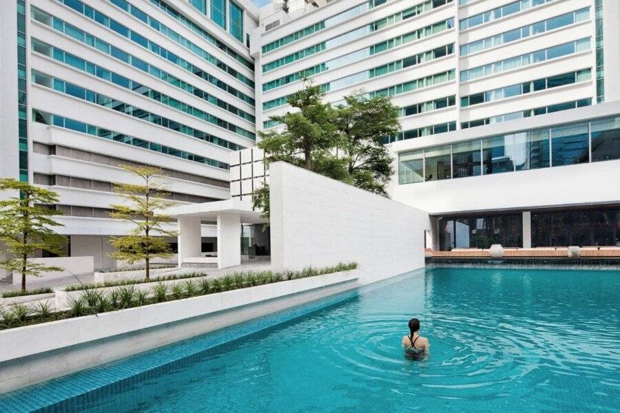 COMO Metropolitan outdoor pool,hotel facade