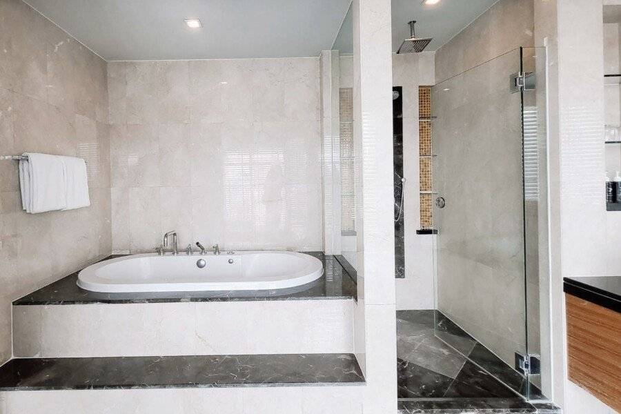 Urbana Langsuan Hotel bathtub