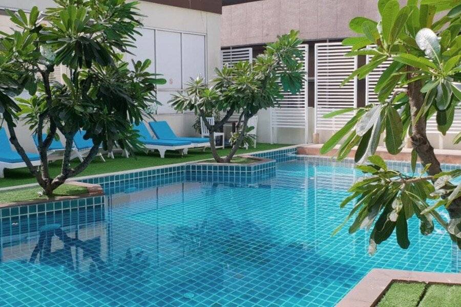 FuramaXclusive Sathorn, outdoor pool,garden