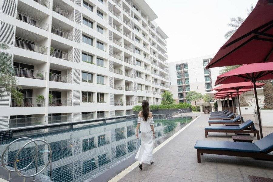 Centre Point Sukhumvit Thong-Lo facade,outdoor pool