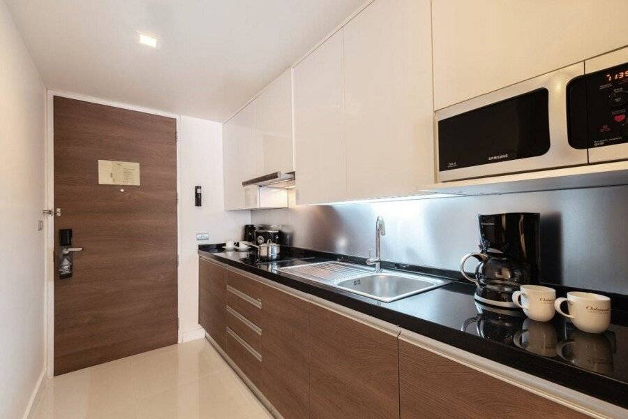 Oakwood Residence Sukhumvit 24 kitchen