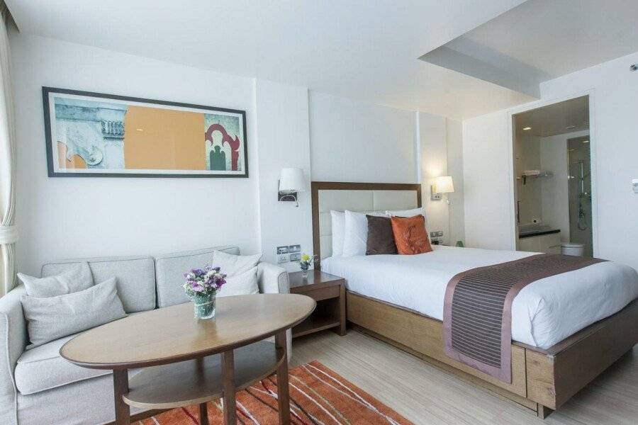 Oakwood Residence Sukhumvit 24 hotel bedroom