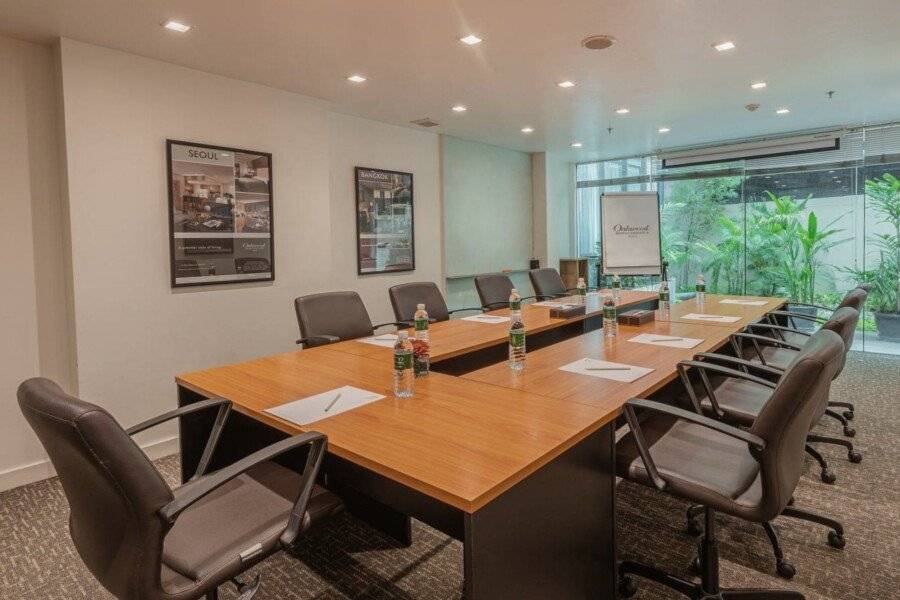 Oakwood Residence Sukhumvit 24 conference room