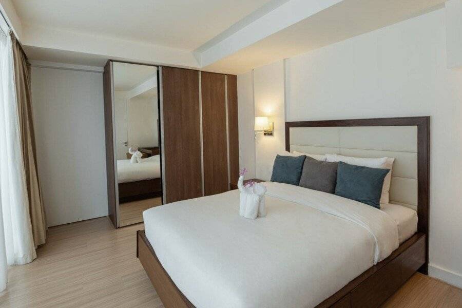 Oakwood Residence Sukhumvit 24 hotel bedroom