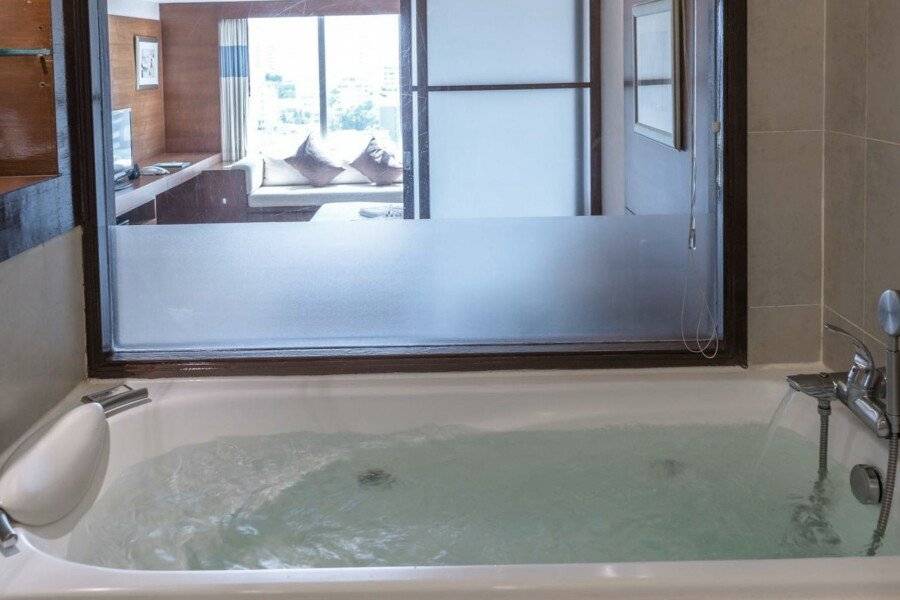 Jasmine City Hotel bathtub