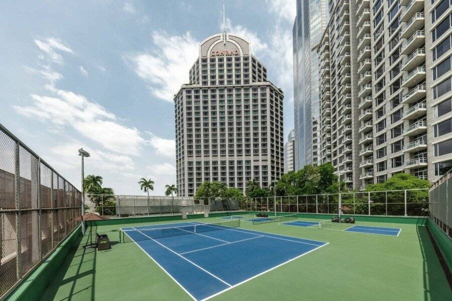 Conrad tennis, hotel facade