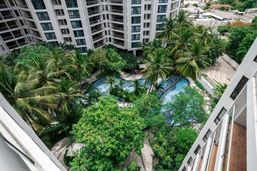 Chatrium Residence Sathon outdoor pool,garden