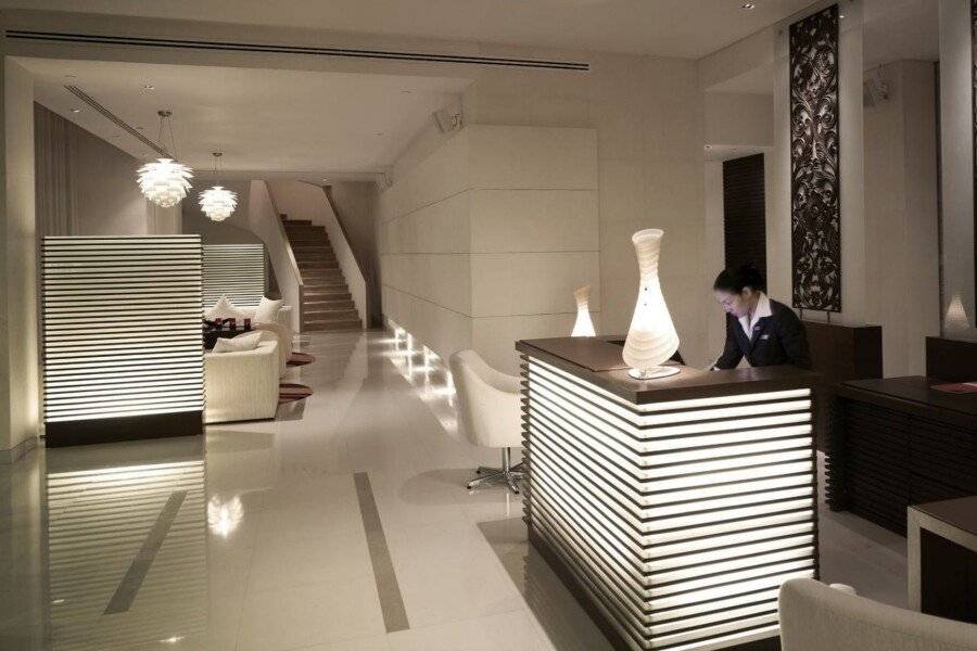 Park Plaza Sukhumvit lobby,front desk