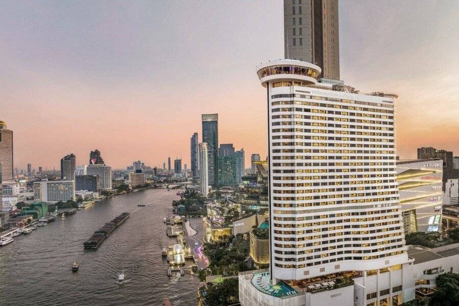 Millennium Hilton facade,ocean view