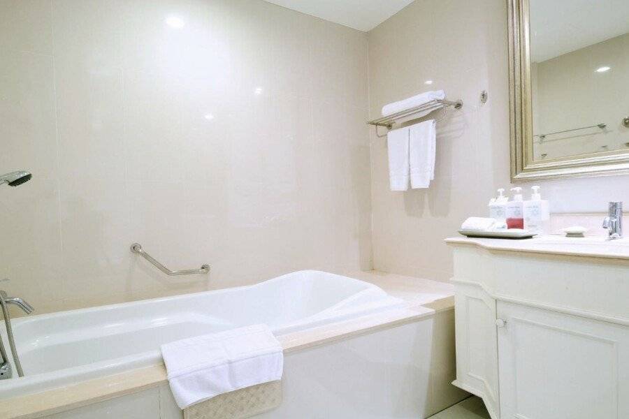 Centre Point Silom bathtub