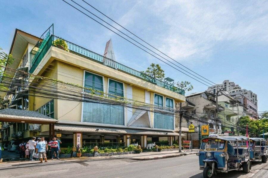 Royal Ivory Sukhumvit Nana facade