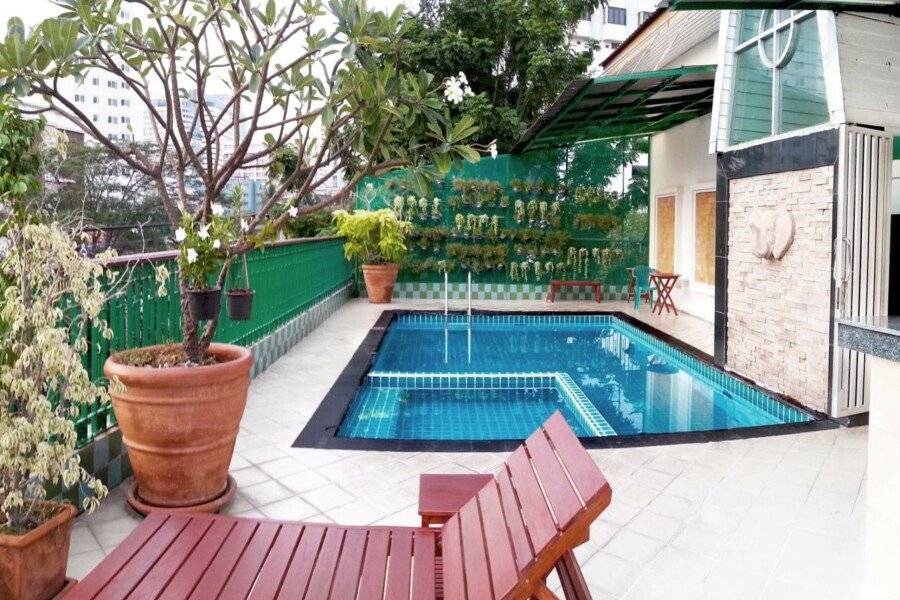 Royal Ivory Sukhumvit Nana outdoor pool,garden