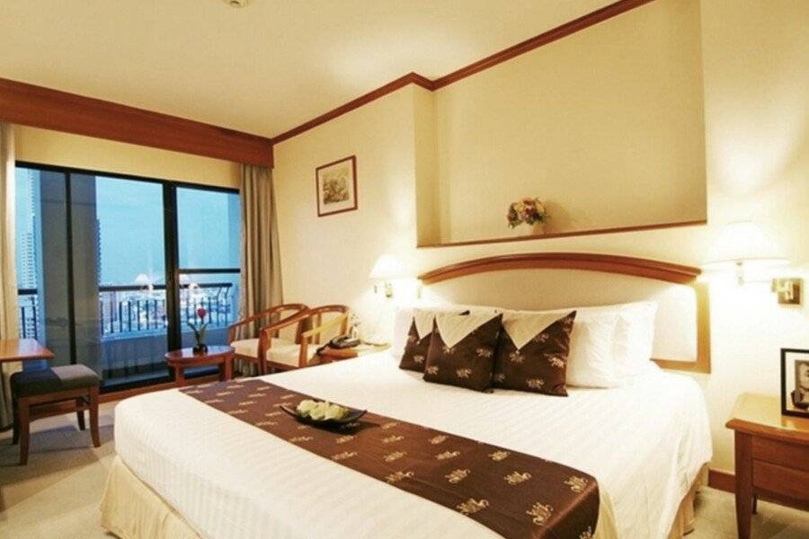 Grand Diamond Suites Hotel hotel bedroom,balcony