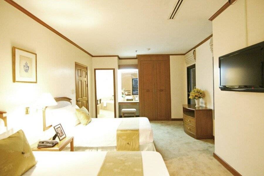 Grand Diamond Suites Hotel hotel bedroom