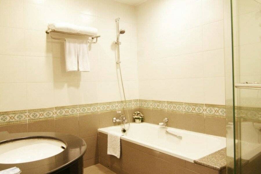 Grand Diamond Suites Hotel bathtub