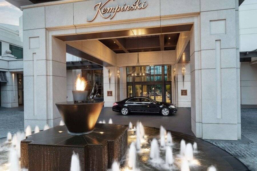 Siam Kempinski Hotel facade, lobby