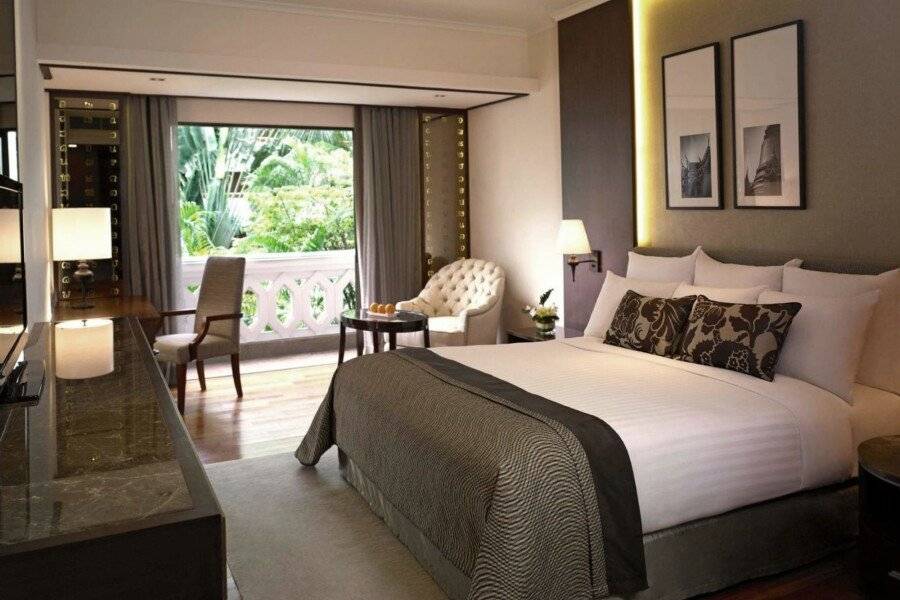 Anantara Riverside Resort hotel bedroom