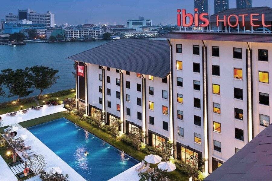 Ibis Riverside facade,outdoor pool