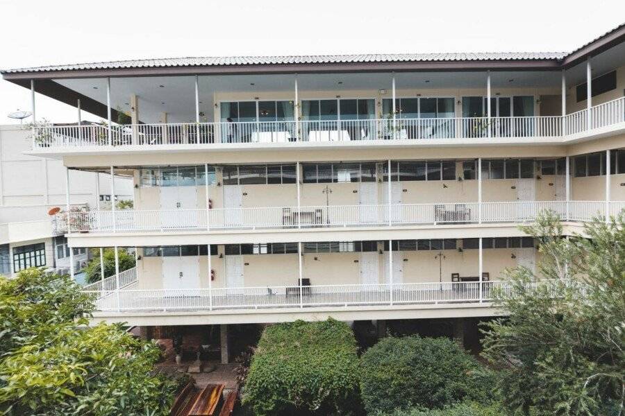 Feung Nakorn Balcony Rooms and Cafe facade,garden