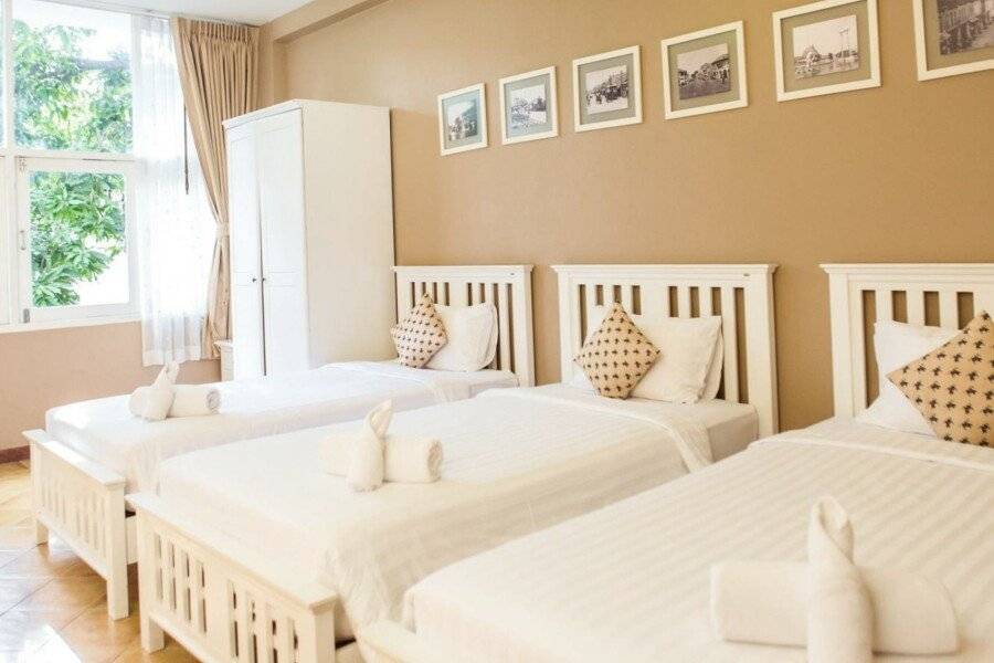 Feung Nakorn Balcony Rooms and Cafe hotel bedroom