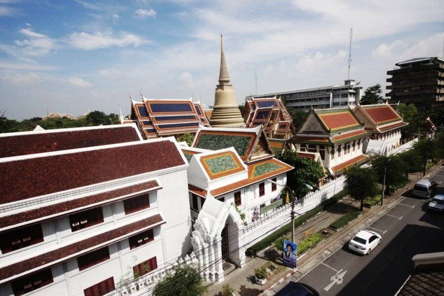 Feung Nakorn Balcony Rooms and Cafe 